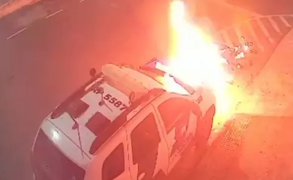 Imagem ilustrativa da imagem VÍDEO | Viatura da PM pega fogo após suspeito colocar explosivo no capô