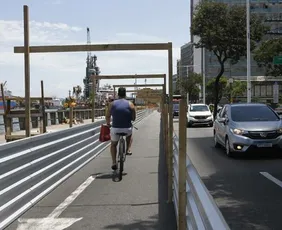 Imagem ilustrativa da imagem Avenida Beira-Mar ganha ciclovia provisória durante obras