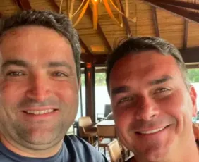 Imagem ilustrativa da imagem Emails indicam que Flávio Bolsonaro dividia conta com suspeito de lavar dinheiro