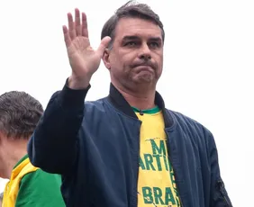 Imagem ilustrativa da imagem Avião que levaria Flávio Bolsonaro e família parte do Equador em direção a Miami