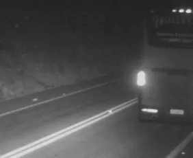 Imagem ilustrativa da imagem Perícia aponta falha grave nos freios de ônibus que tombou em acidente com 3 mortes
