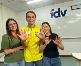 Imagem ilustrativa da imagem Pazolini vota na Faculdade de Direito de Vitória