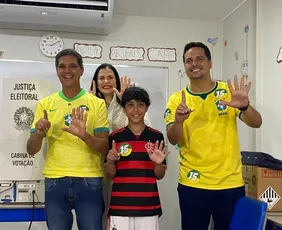 Imagem ilustrativa da imagem Ricardo Ferraço vota na Escola da Ilha, em Vitória