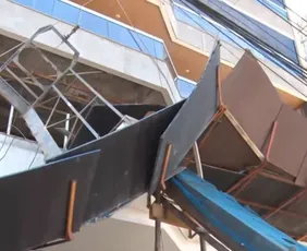 Imagem ilustrativa da imagem Trabalhadores ficam feridos após estrutura de obra desabar em Vila Velha