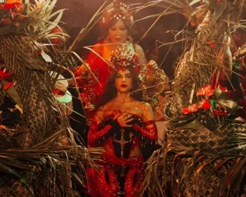 Imagem ilustrativa da imagem Anitta é coroada rainha de bateria da Grande Rio; veja como foi