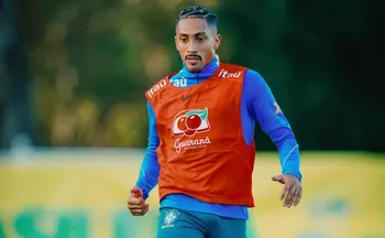 Imagem ilustrativa da imagem Ancelotti testa Raphinha como falso 9 em treino da seleção