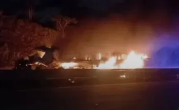 Imagem ilustrativa da imagem Carreta pega fogo e condutor fica ferido após acidente no Contorno do Mestre Álvaro