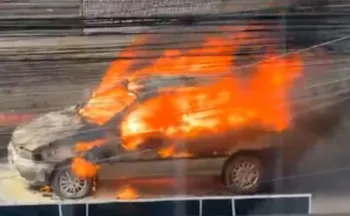 Imagem ilustrativa da imagem Carro pega fogo com mãe e filha de 2 anos dentro em Vila Velha