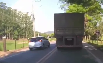 Imagem ilustrativa da imagem Carro realiza ultrapassagem perigosa na ES-166, em Cachoeiro; confira o vídeo