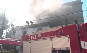 Imagem ilustrativa da imagem Casa de dois andares pega fogo e é destruída em Vila Velha