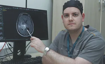 Imagem ilustrativa da imagem Cirurgia inédita retira tumor do cérebro com ajuda de IA