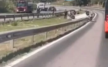 Imagem ilustrativa da imagem Duas pessoas ficam feridas após carro capotar na BR-101, em Guarapari