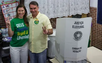 Imagem ilustrativa da imagem Flávio Bolsonaro vota na zona norte do Rio