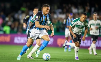 Imagem ilustrativa da imagem Grêmio vence Coritiba, quebra jejum e respira na luta contra Z4
