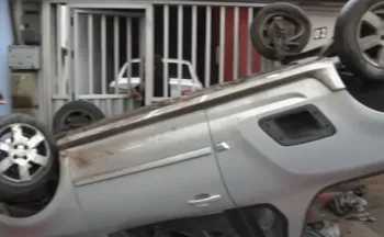 Imagem ilustrativa da imagem Picape capota após ser atingida por dois veículos em Vila Velha