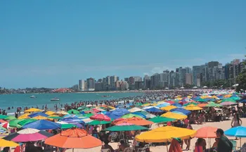 Imagem ilustrativa da imagem Semana do Saco Cheio: turistas lotam praias e hotéis em Guarapari