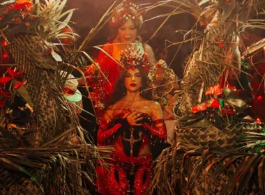 Imagem ilustrativa da imagem Anitta é coroada rainha de bateria da Grande Rio; veja como foi
