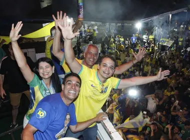 Imagem ilustrativa da imagem Apoiadores de Lorenzo Pazolini comemoram vitória para o governo do ES