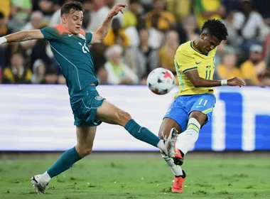 Imagem ilustrativa da imagem Brasil marca no último lance e evita vexame contra a Austrália