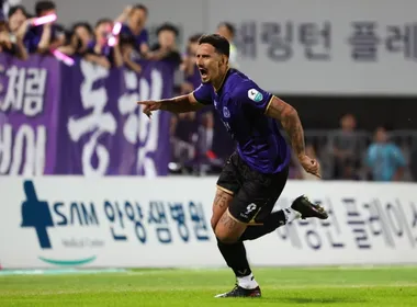 Imagem ilustrativa da imagem Capixaba marca em 150º jogo e faz gol contra lenda da Coreia do Sul