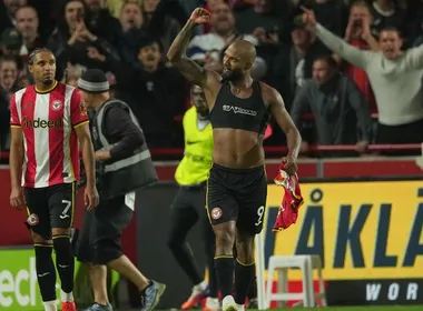 Imagem ilustrativa da imagem Chelsea dá vexame, leva gol de Igor Thiago e é humilhado pelo Brentford