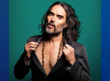 Imagem ilustrativa da imagem Começa julgamento de Russell Brand, ex de Katy Perry, por acusações de estupro