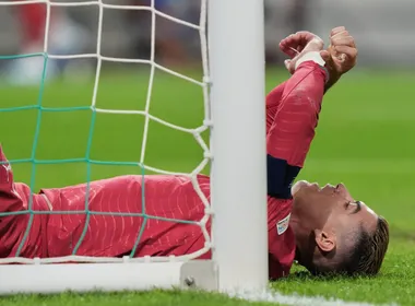 Imagem ilustrativa da imagem Cristiano Ronaldo falta a treino de Portugal após ficar no banco
