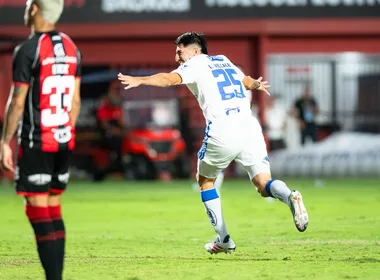 Imagem ilustrativa da imagem Cruzeiro bate Vitória de virada fora de casa e se recupera no Brasileirão