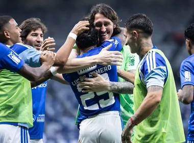 Imagem ilustrativa da imagem Cruzeiro vence o Athletico-PR no Mineirão e encosta no G-4