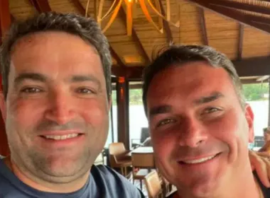 Imagem ilustrativa da imagem Emails indicam que Flávio Bolsonaro dividia conta com suspeito de lavar dinheiro