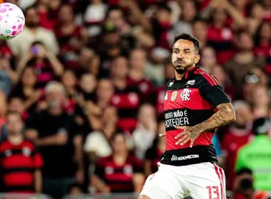 Imagem ilustrativa da imagem Flamengo critica 'conivência da arbitragem' após lesão de Danilo