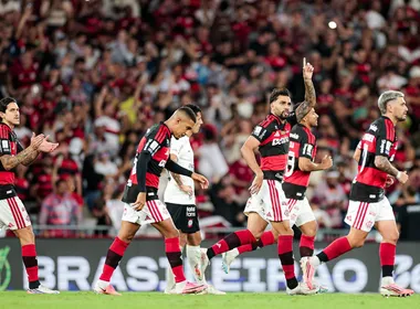Imagem ilustrativa da imagem Flamengo vence o Corinthians no fim e retoma liderança