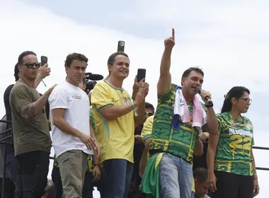 Imagem ilustrativa da imagem Flávio Bolsonaro chama pai de 'professor' em ato com Tarcísio no ES