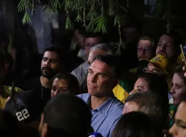 Imagem ilustrativa da imagem Flávio Bolsonaro impõe condições para liberar sigilos