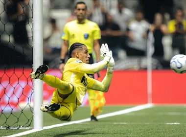 Imagem ilustrativa da imagem Goleiro Gabriel Delfim defende três pênaltis e Atlético-MG elimina Santos
