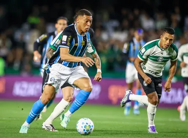 Imagem ilustrativa da imagem Grêmio vence Coritiba, quebra jejum e respira na luta contra Z4