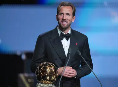 Imagem ilustrativa da imagem Harry Kane quebra tabu de 25 anos e vence a Bola de Ouro 2026