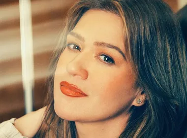 Imagem ilustrativa da imagem Kelly Clarkson acusa loja de tratá-la mal e bate boca nas redes sociais