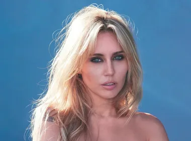 Imagem ilustrativa da imagem Miley Cyrus apaixonada, doce e dançante em novo álbum