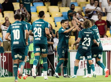 Imagem ilustrativa da imagem Savarino brilha com três gols e lidera goleada do Fluminense sobre Coritiba
