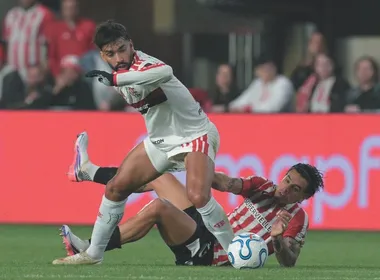 Imagem ilustrativa da imagem Sem chutar a gol na Argentina, Flamengo sobrevive na Libertadores