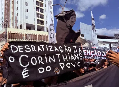 Imagem ilustrativa da imagem Torcedores do Corinthians protestam e pedem 'intervenção judicial já'