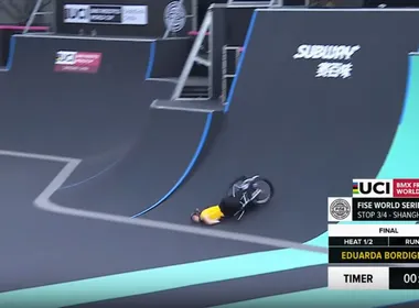 Imagem ilustrativa da imagem VÍDEO: Brasileira sofre acidente e desmaia em etapa da Copa do Mundo de BMX