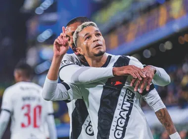 Imagem ilustrativa da imagem Vasco marca com Adson, se segura após expulsão e vence Boca na Bombonera
