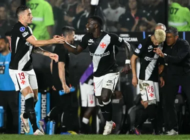 Imagem ilustrativa da imagem Vasco se impõe em São Januário, derruba Santa Fe e vai à semifinal da Sul-Americana