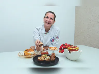 Carolina Dutra mostra os petiscos e explica que podem ser feitos com outros legumes
