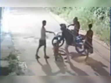 Câmera de videomonitoramento mostra o suspeito de efetuar os disparos, que estava encapuzado mesmo sob forte sol