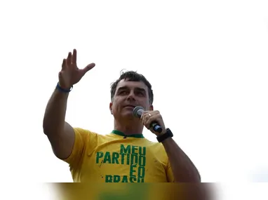 Imagem ilustrativa da imagem Aliado de Trump diz que Flávio Bolsonaro chegou aos EUA