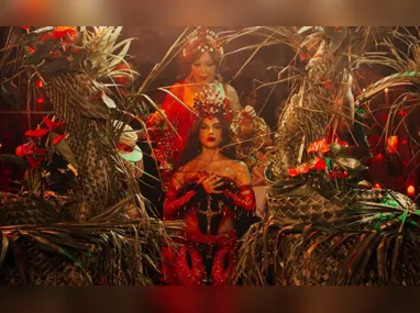 Imagem ilustrativa da imagem Anitta é coroada rainha de bateria da Grande Rio; veja como foi