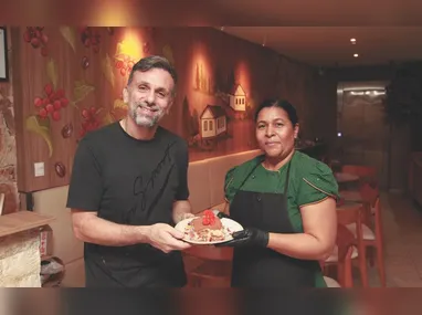 Dhevson Santos, chef de produção da padaria Nema em Jardim Camburi, Cleide Moraes, e Luiz Henrique Bomfim, nutricionista, mostram o brownie